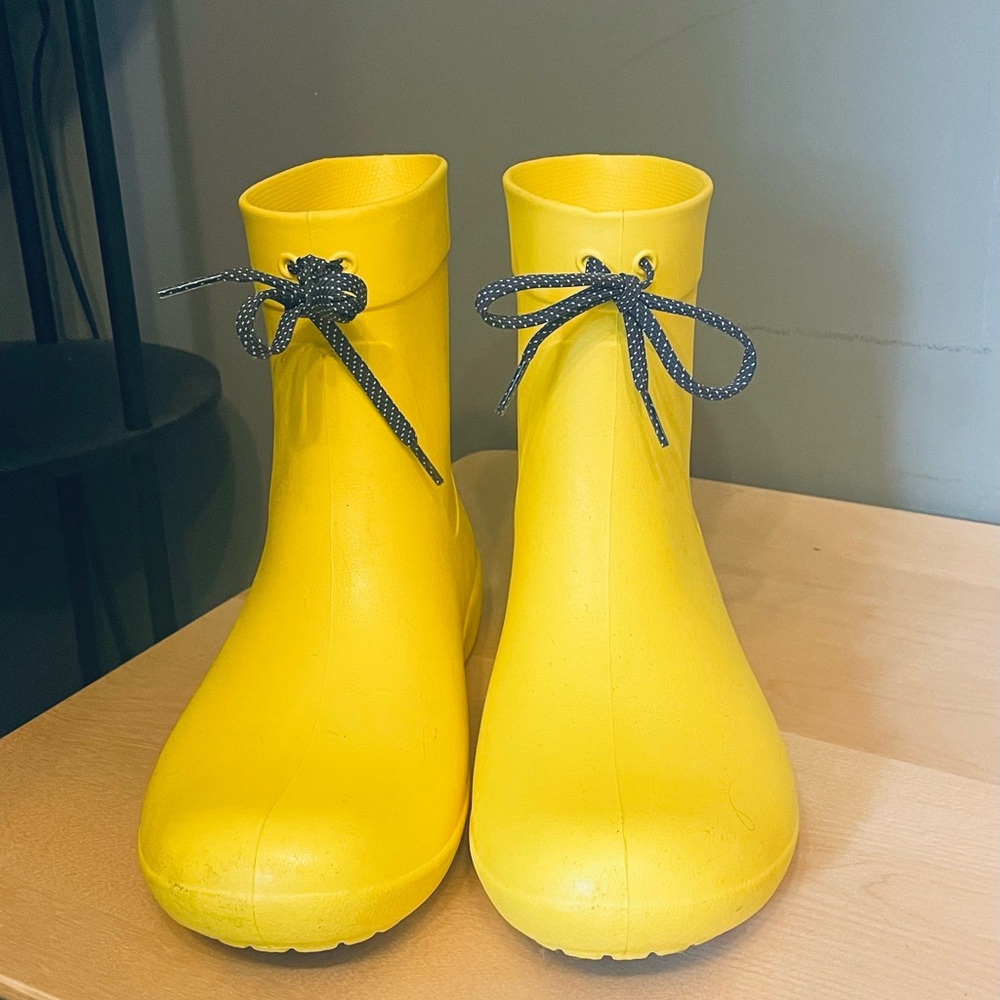 Crocs Yellow Rain Boots – Waterproof Pull-On Winter Boots – Size 8